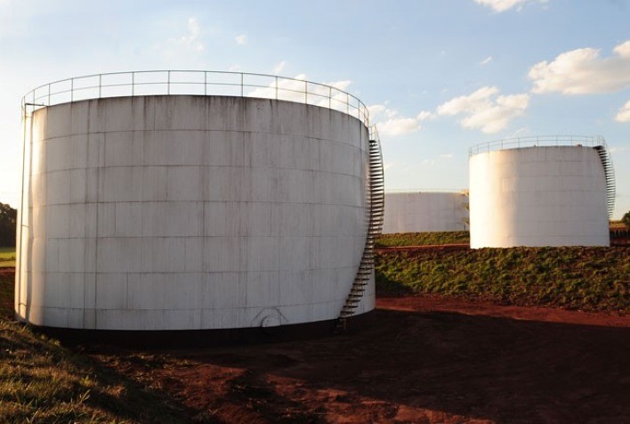 Etanol: Usinas já não têm mais espaço nos tanques para armazenar produto e negócios esquentam no principal mercado do país