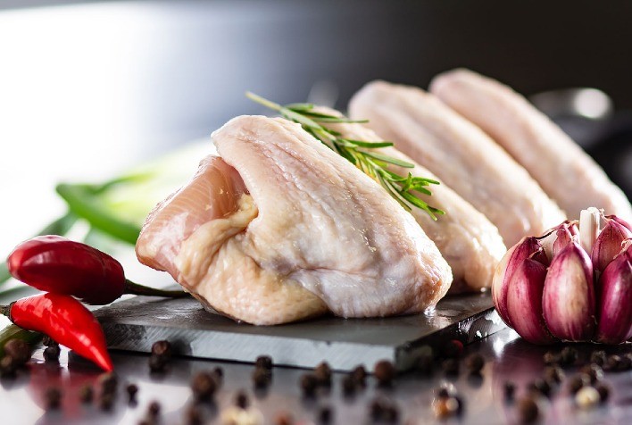 No varejo paulistano, em um ano, custo da cesta básica recuou 4,67%; o do frango abatido, 23,72%