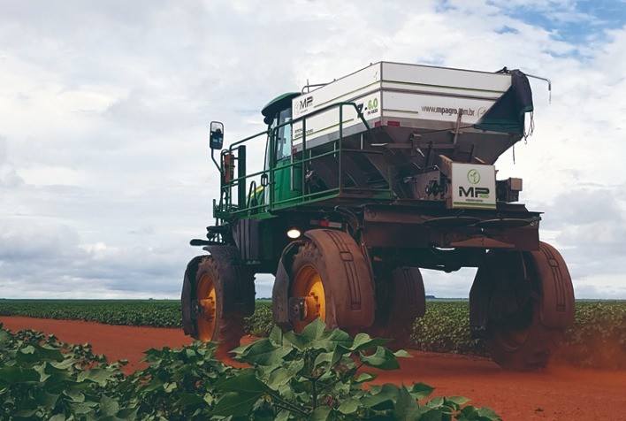 Distribuidor autopropelido é opção para fazer adubação parcelada no milho