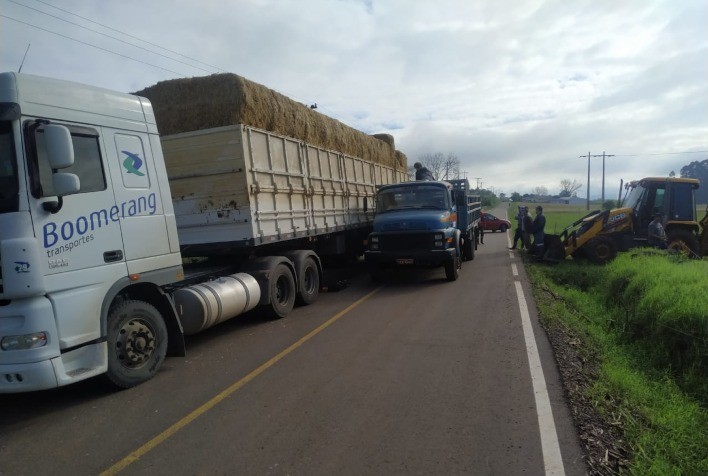 Paranaenses doam feno para produtores de leite gaúchos atingidos pelas enchentes