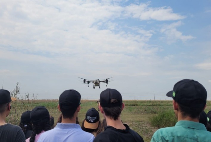 AgDrone-MT traz conhecimento e aproxima pessoas interessadas no uso de drones na agropecuária