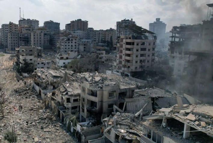Israel bombardeia Gaza com ataques aéreos mais ferozes já realizados e diz que fronteira está segura