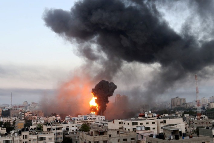 Israel intensifica ataques em Gaza e crise humanitária se agrava