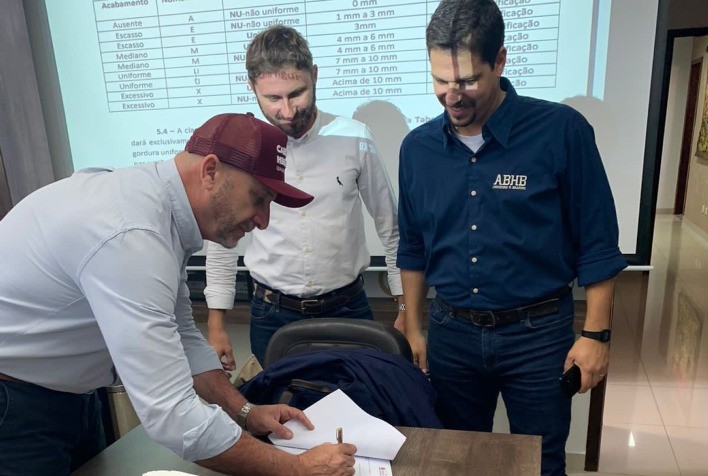 Programa Carne Hereford formaliza parceria com frigorífico paranaense