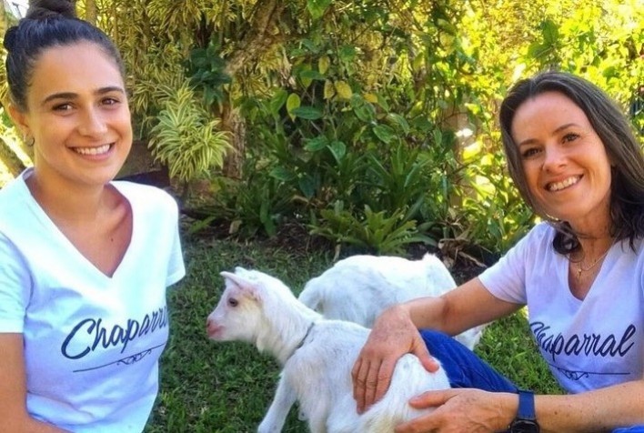 Mãe e filha fazem sucesso com produção de queijos finos de cabra