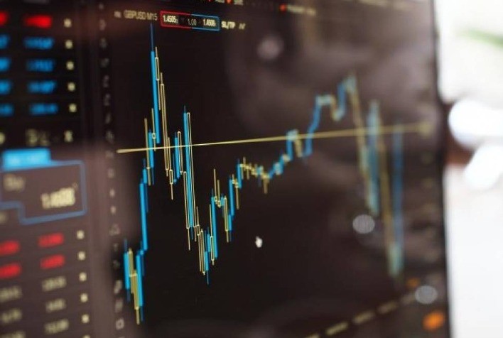 Ibovespa hesita na abertura com ajustes antes de bateria de balanços