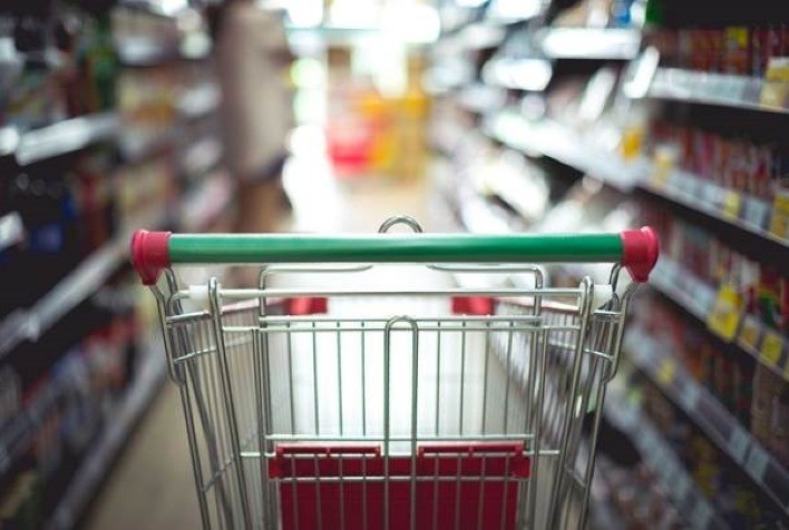 Brasileiro compra menos arroz, óleo e leite em outubro; setor varejista alimentar registra primeira queda de faturamento em 2023
