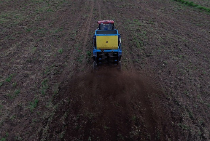 Esparramador de fertilizante orgânico é alternativa sustentável e econômica