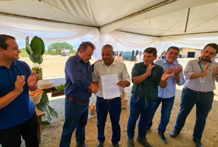 Jaíba avança: Governo de Minas entrega obras, títulos de regularização de terra e doa terrenos no maior perímetro irrigado da América Latina