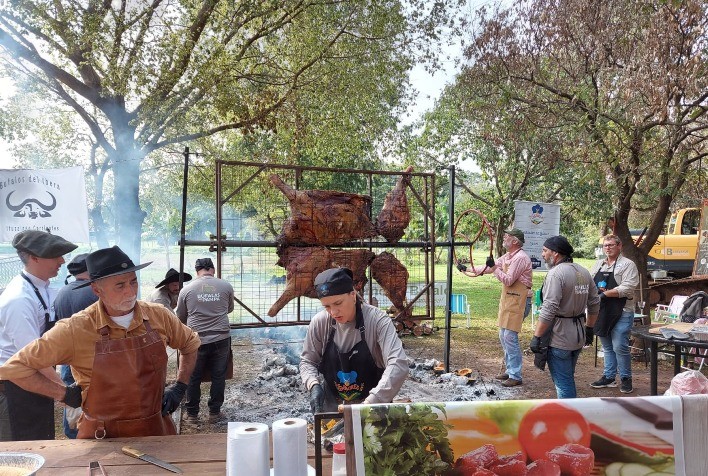 Churrasco de carcaça de búfalo chama atenção de argentinos após cair no gosto de brasileiros