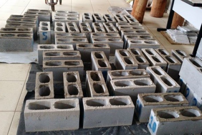 Pesquisa utiliza resíduos de mineração e fibras de coco para reforçar blocos de concreto