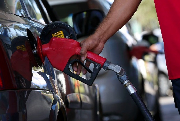 Preço da gasolina registra primeira alta nas bombas após 13 semanas de estabilidade, indica ANP