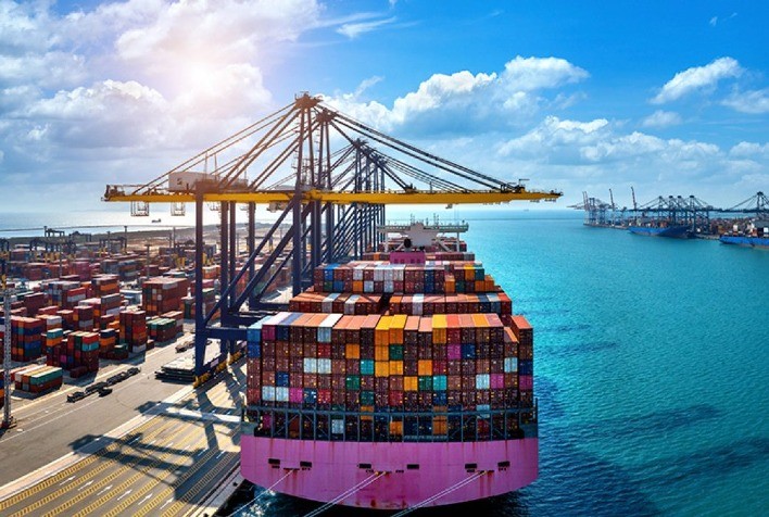 Balança comercial brasileira apresenta superávit de US$ 8,77 bilhões em novembro, mantendo sólido desempenho econômico