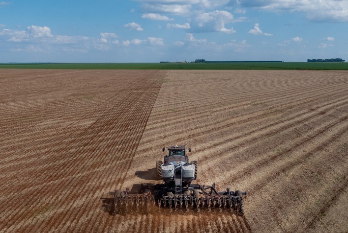 De forma inédita, um lado de MT ainda planta e outro dá início à colheita