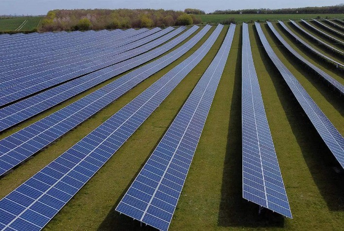 Grandes usinas solares atingem 11 gigawatts e ultrapassam R$ 49,1 bilhões de investimentos no Brasil, informa ABSOLAR