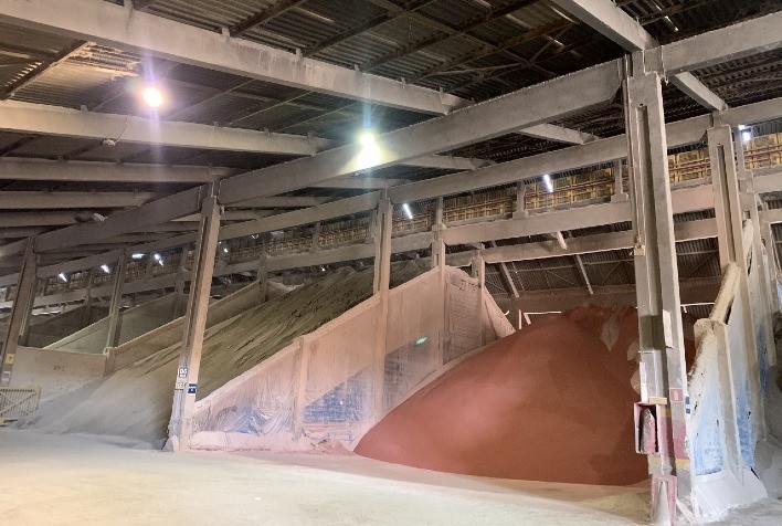 Com potencial explosivo, nitrato de amônio exige atenção no armazenamento