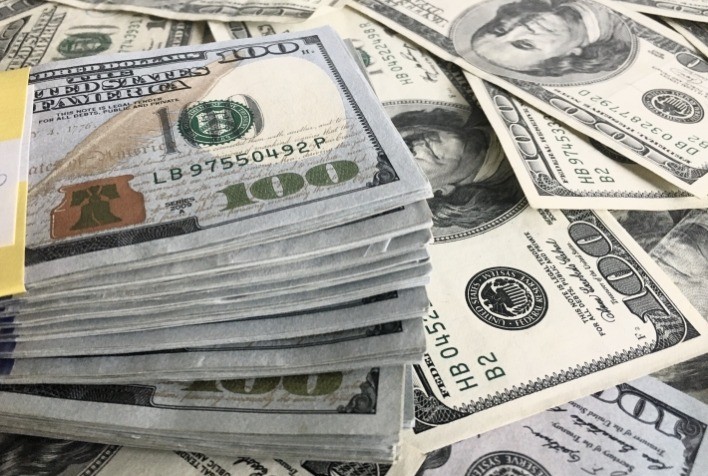 Dólar tem leve baixa conforme mercado aguarda dados e decisões sobre juros