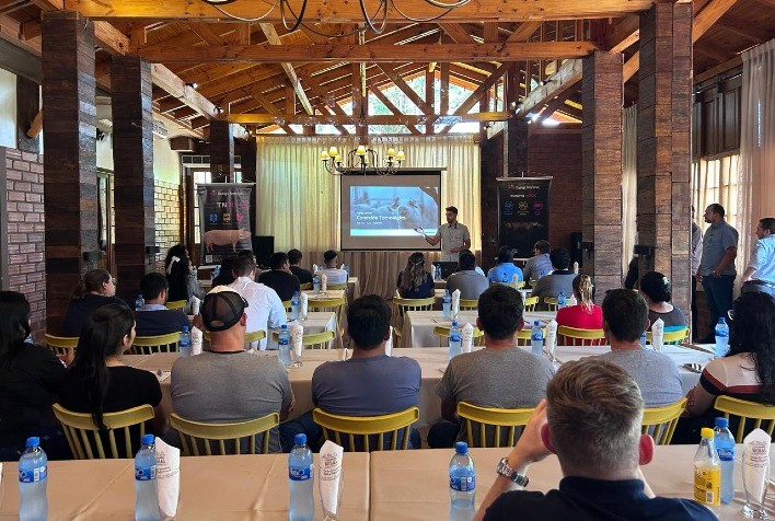 Topigs Norsvin realiza 'Conexão Tecnológica' e oferece treinamento para seus clientes no Paraguai
