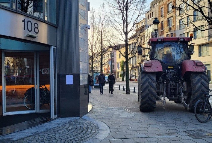 Onda de protestos agrícolas na Europa: mortes trágicas, bloqueios de estradas e confrontos pela competição com o Brasil