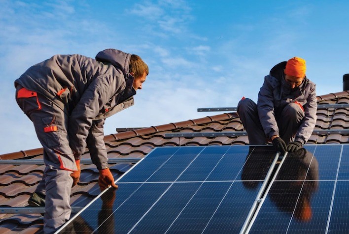 Quedas seguidas na taxa de juros elevam em 50% número de consumidores que instalam energia solar no País