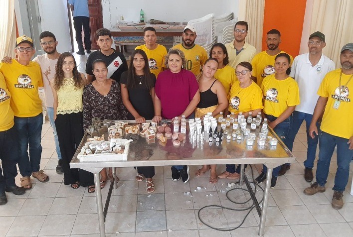 Apicultores capacitados para produzir cosméticos à base de mel, própolis e cera de abelha ganham nova fonte de renda