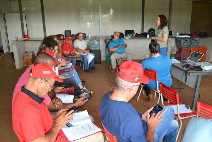 Agricultores conhecem ferramenta para registro no celular de dados da produção orgânica