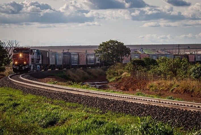 Movimentação ferroviária no Brasil atinge pico em cinco anos, impulsionada por recuperação econômica e parcerias