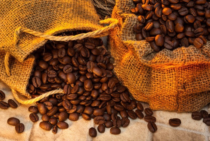 Mercado de café doméstico antevê jornada contida diante da queda do dólar e de Nova York