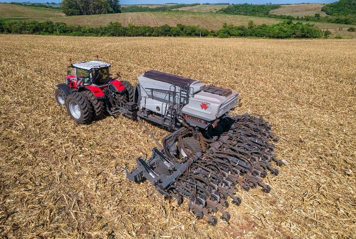 Trator MF 8S e plantadeira Momentum são destaques da Massey Ferguson no COPLACAMPO