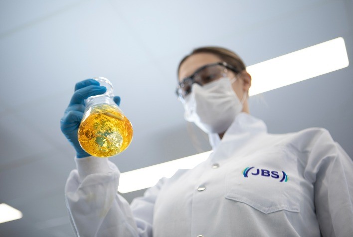 Programa da JBS transforma 26 milhões de litros de óleo de cozinha usados em biodiesel