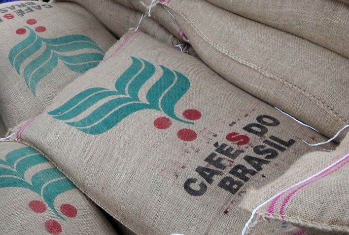 Mesmo com gargalos, Brasil exporta 3,6 milhões de sacas de café em fevereiro