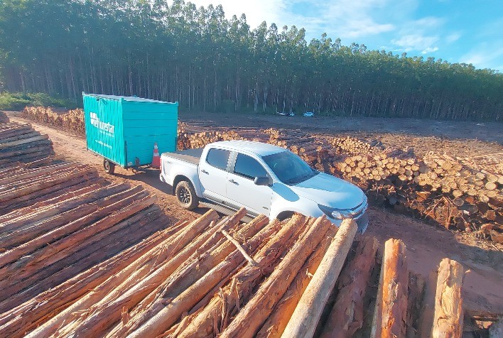 Empresa de reflorestamento cria oficina móvel para dar manutenção às máquinas de corte no próprio campo