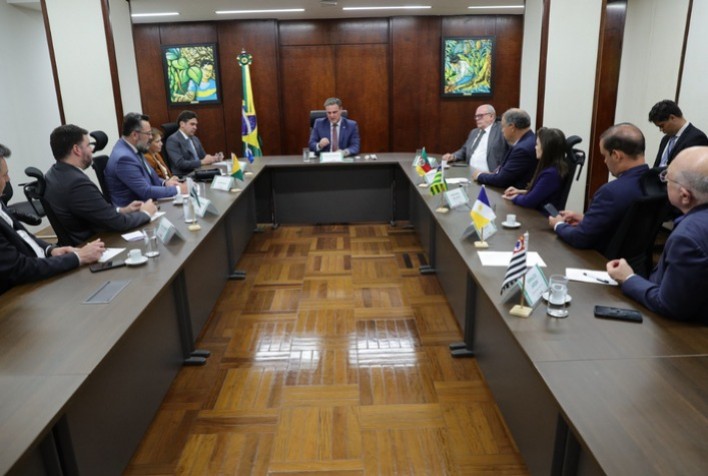 Ministro Fávaro se reúne com a FPA para detalhar medidas de auxílio ao agro