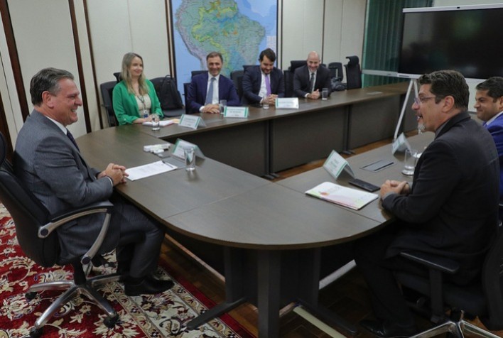 Ministro Fávaro realiza reunião com representantes da indústria de sucos