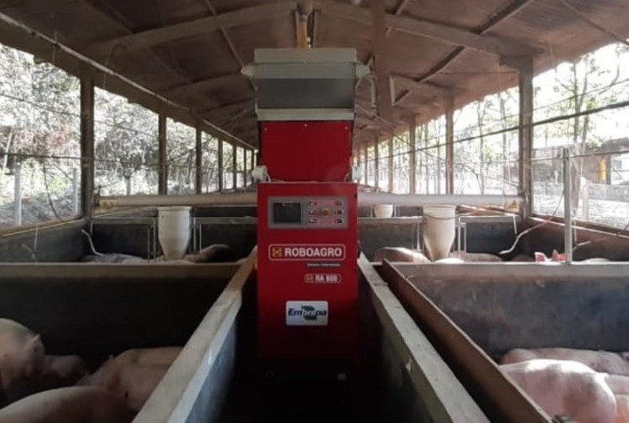 Embrapa demonstra que utilizar o sistema de alimentação controlada com robôs gera economia de 20,7 t de ração/ano ou R$ 41,4 mil/ano por produtor