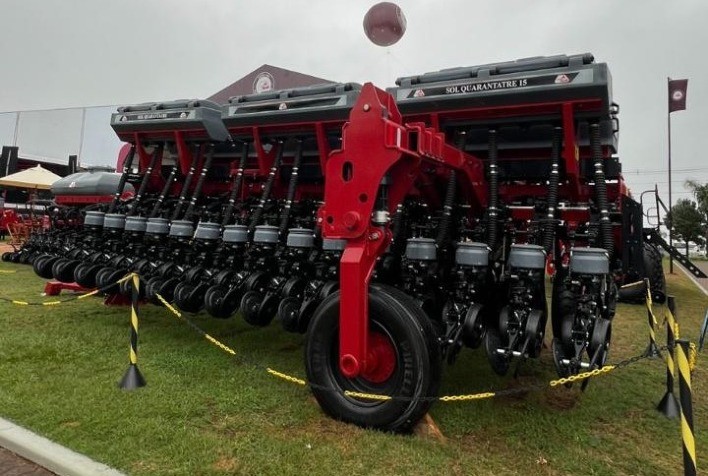 Semeato lança plantadeira articulada com rodado de transporte na Agrishow 2024