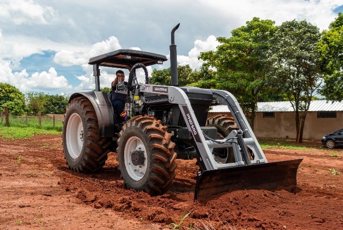 Carregadores frontais da Marispan trazem inovação e versatilidade para o campo