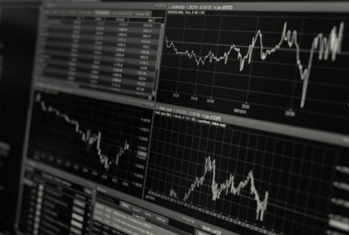 Ibovespa inicia a semana em alta impulsionado por commodities