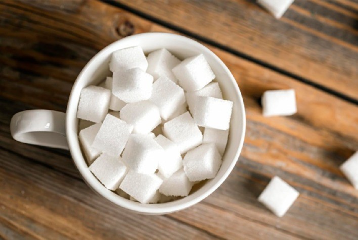 Dólar e clima adverso impactam cotações do açúcar no início da semana