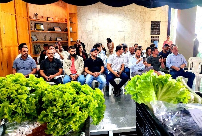 Emater-MG entrega sementes de hortaliças, medidores de umidade e carro para municípios do estado