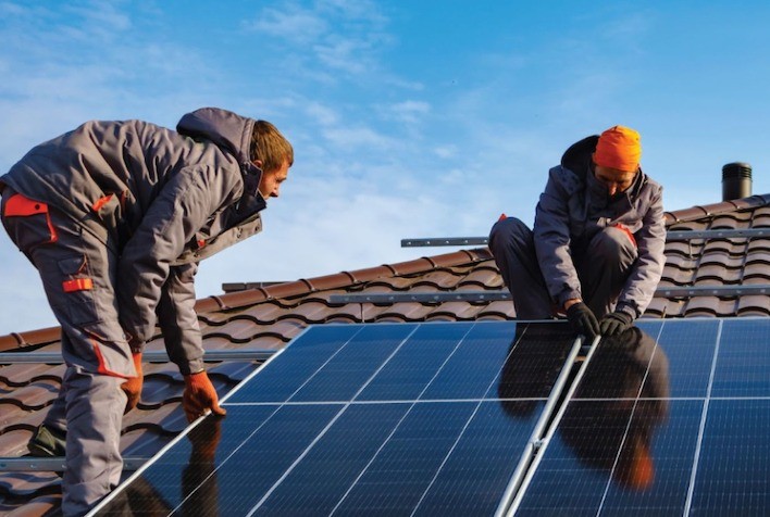 Setor Solar no Brasil Alcança 44 Gigawatts e Atrai Mais de R$ 208 Bilhões em Investimentos