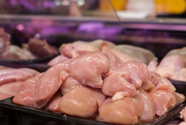 Brasil Suspende Preventivamente Exportações de Carne de Aves