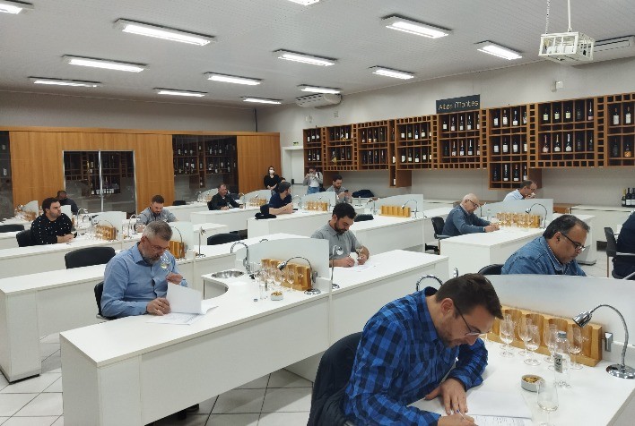 Avaliações do 2º Concurso Brasileiro de Vinhos de Mesa Reúnem Especialistas na Serra Gaúcha