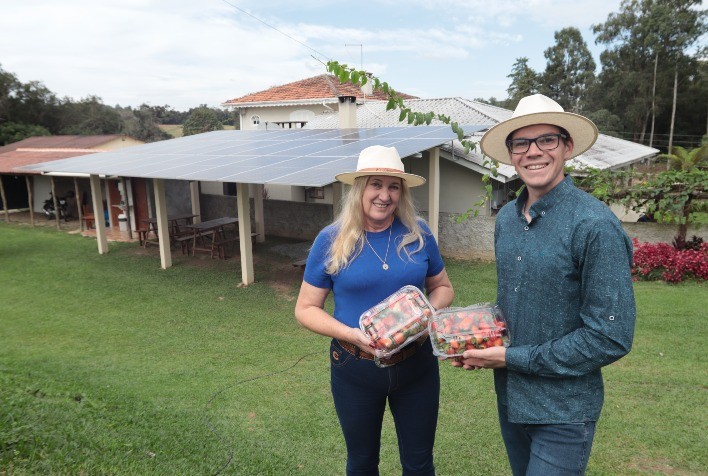 "Chácara São Miguel: A Revolução Sustentável de uma Produtora de Morangos em Araucária"
