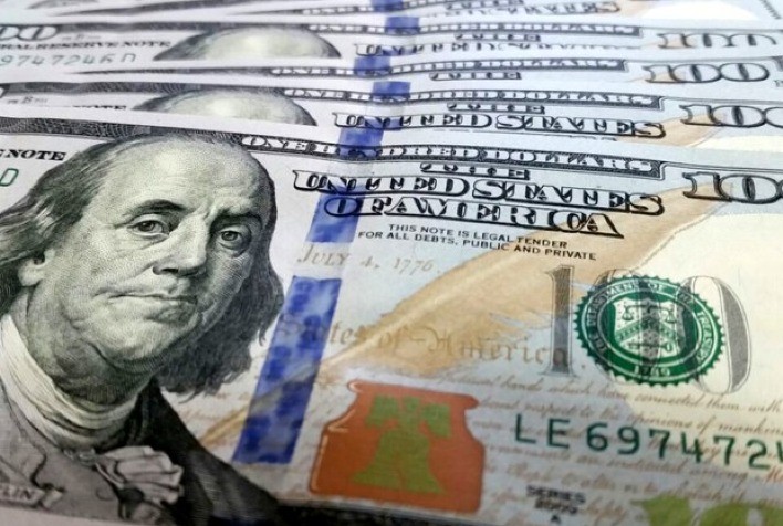 Dólar Inicia o Dia com Pequena Queda em Meio à Expectativa por Dados Econômicos dos EUA