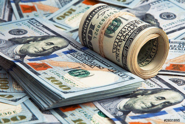 Dólar recua e atinge R$ 5,47 em meio a expectativas de juros no Brasil e EUA