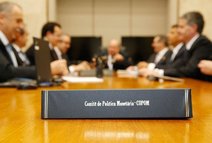 Mercado Anticipa Alta de 0,25 ponto na Selic pelo Copom para Reforçar Expectativas de Cortes em 2025