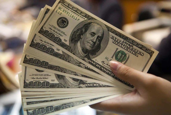 Dólar recua após elevação da nota de crédito do Brasil pela Moody's