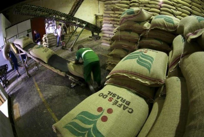 Atrasos em portos deixam 2,155 milhões de sacas de café sem exportação até setembro