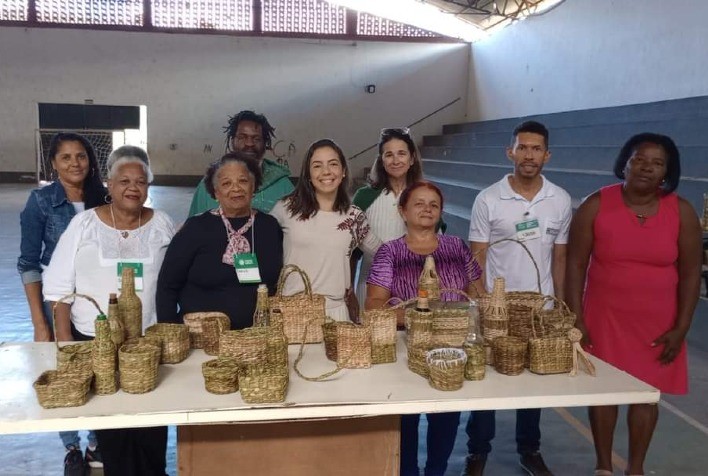 Artesãos de Santo Antônio do Aventureiro inovam com produtos de fibra de bananeira e taboa